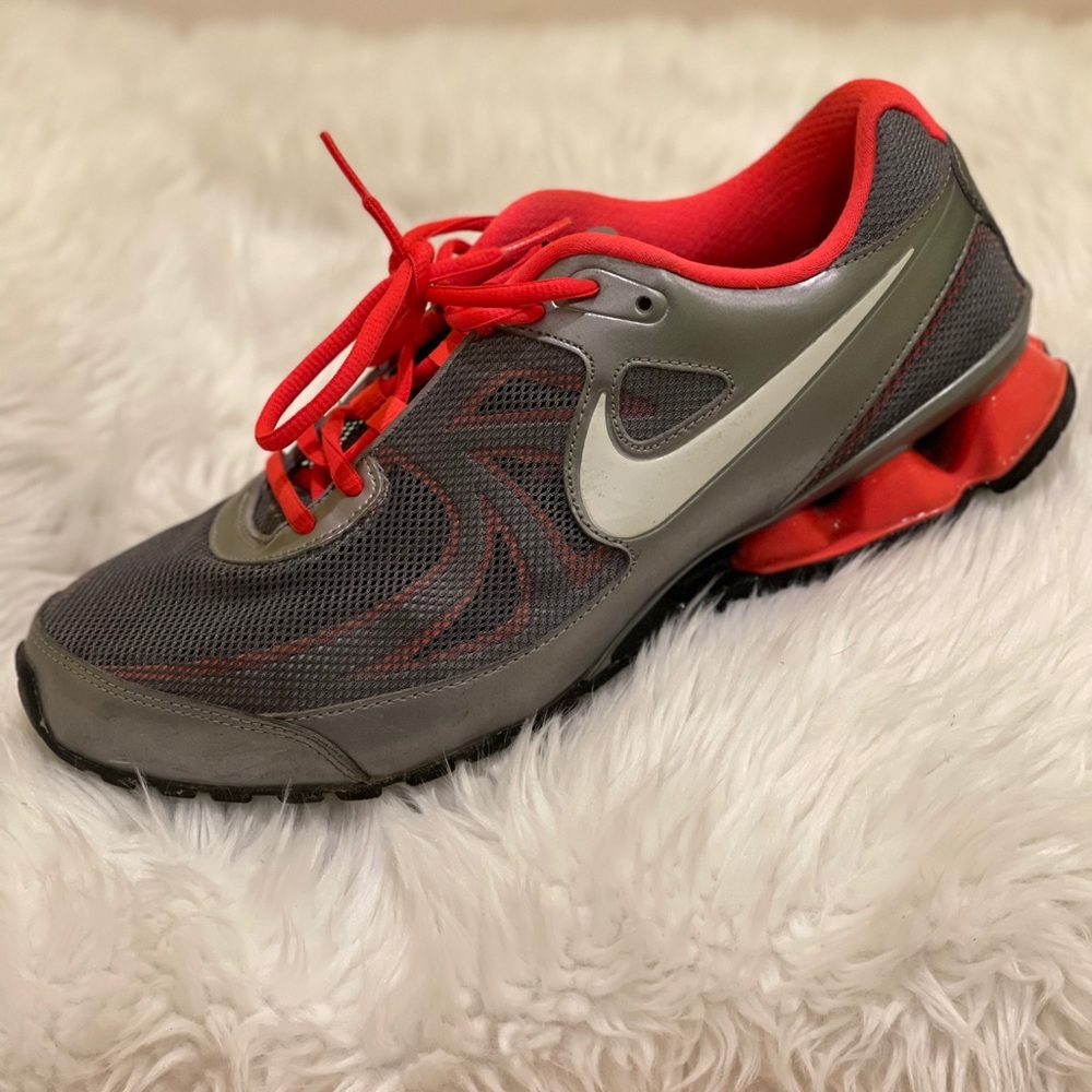 Nike Reax Used women sneakers gray/crimson size10
